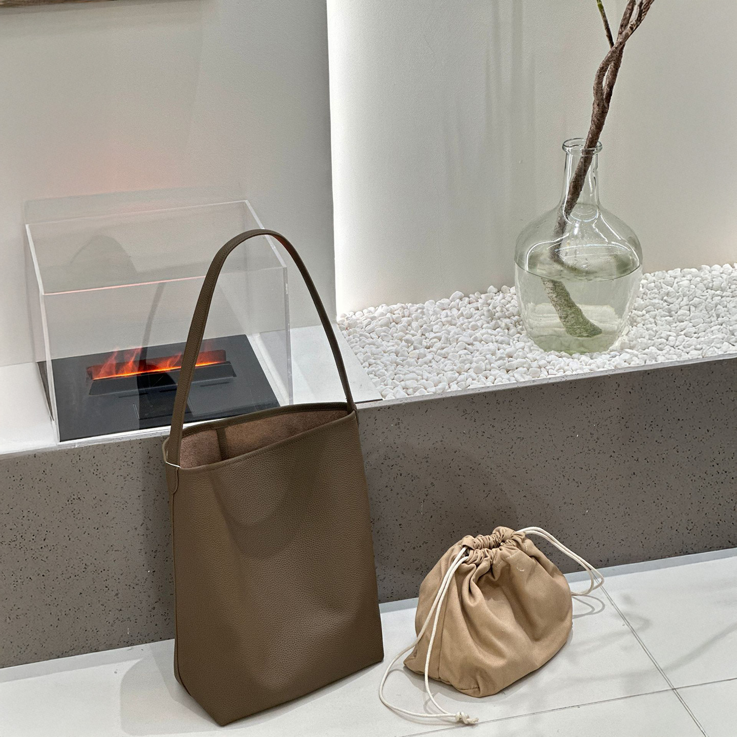 MENDY Bucket Bag Large Women's - огляд і ціна Luxury Bags Japan