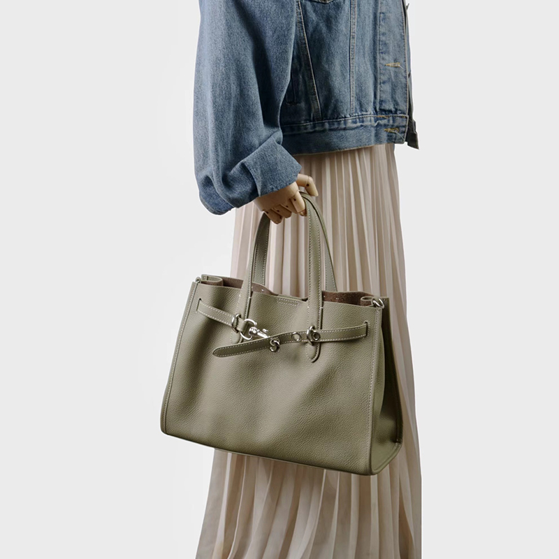 Luxury Brand Silver Buckle Wom - огляд і ціна Luxury Bags With Silver Hardware